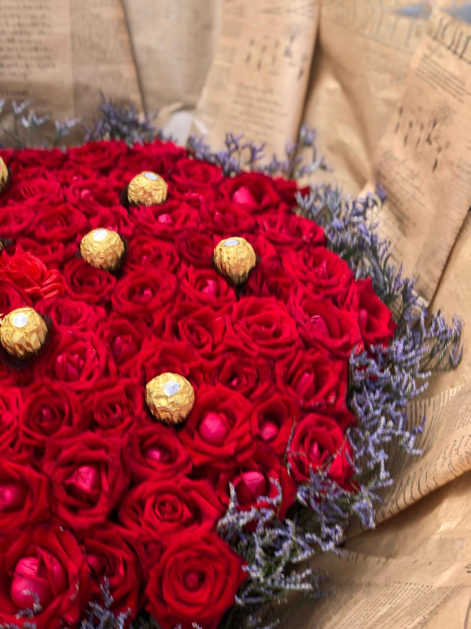 Buque 90 rosas + Ferrero Rocher