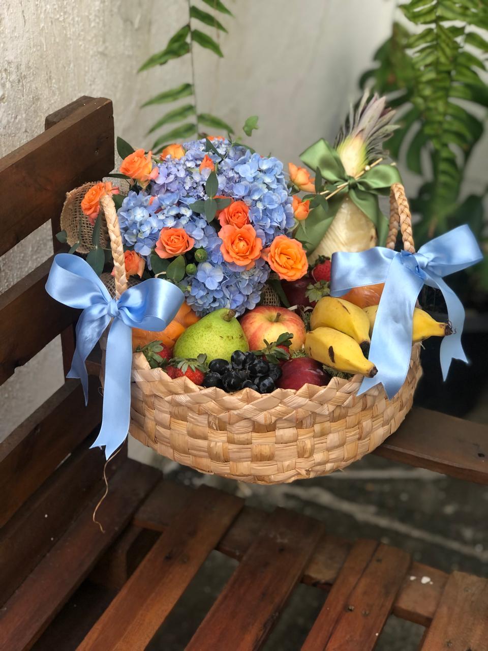 Cesta de frutas + Arranjo 